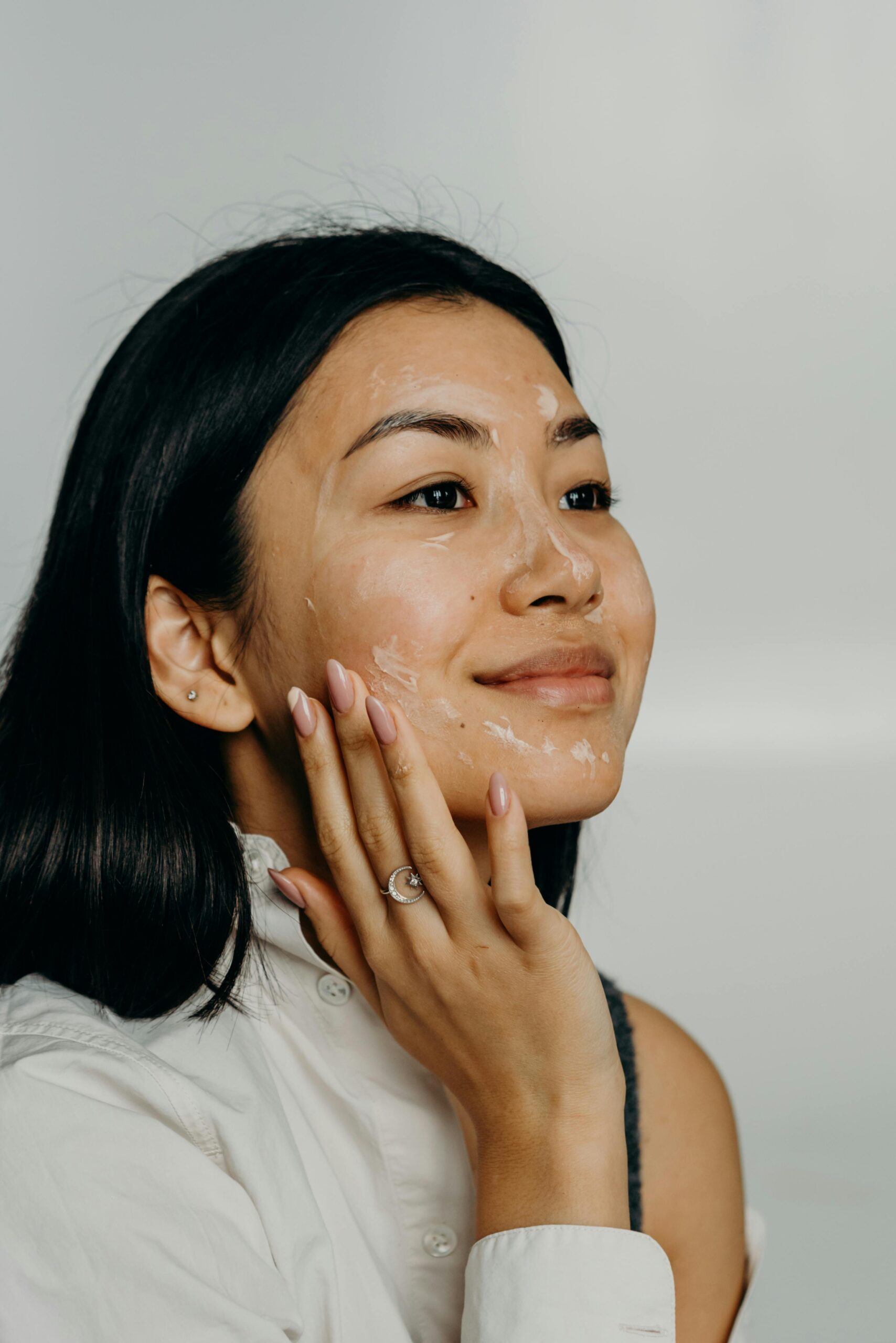 Its fragrance-free, hypoallergenic, and non-comedogenic formula ensures that it won't clog pores or cause breakouts, making it a safe and effective choice for those with reactive or sensitive skin types.